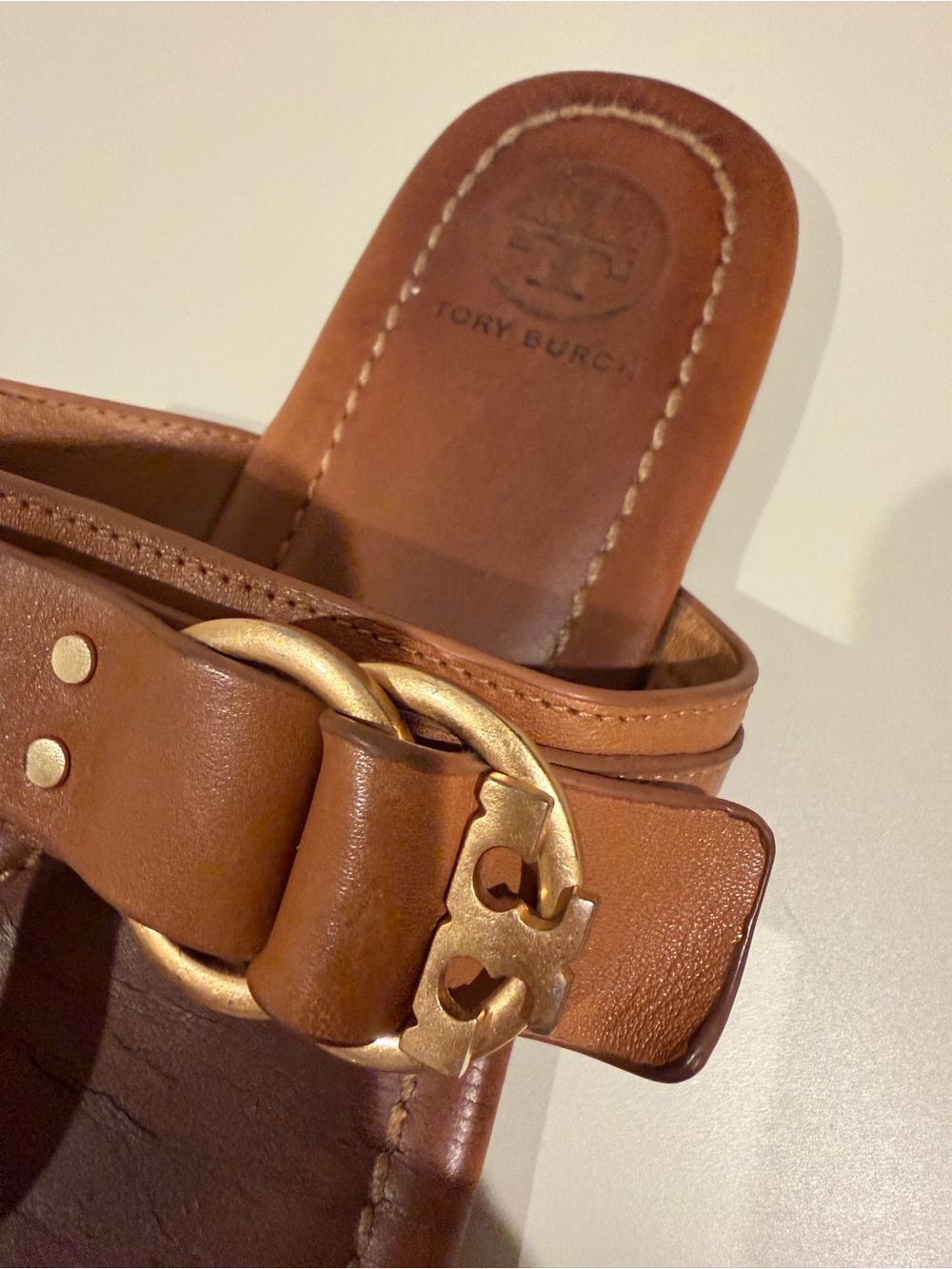 Tory Burch Marsden Cognac Leather Thong Sandals with Gold Buckle 6.5 - Picture 6 of 7